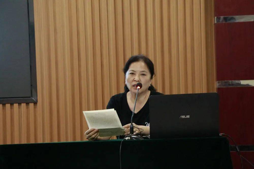 凤老师李海霞老师宋相华老师优秀生活老师代表为大家做了工作经验分享