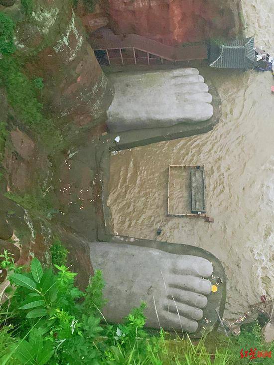 8月18日,四川乐山遭遇百年难遇的洪水,洪水漫过乐山大佛脚趾,也是百年