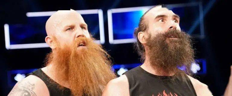 后来哈珀曾与前怀亚特家族成员埃里克·罗温(erick rowan)有过一段