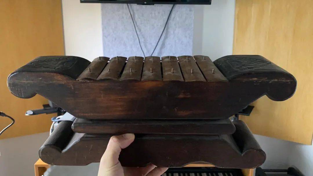 加美兰钢片琴,直接敲就行昂格隆,用手摇着演奏拇指琴,手指拨着弹