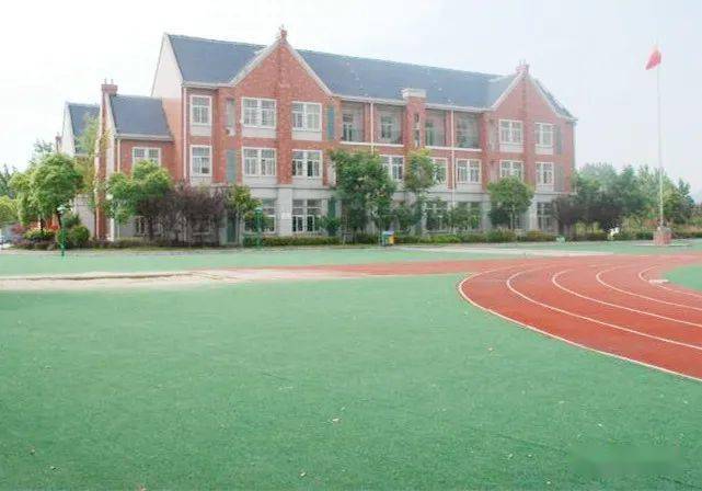 世纪新都小学半汤校区今天正式揭牌,一年级2个班级,招90人.