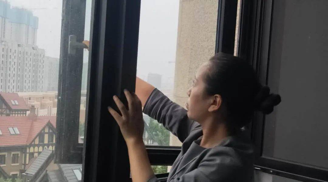 普罗热点丨屋内管家关窗忙,窗外伞下雨中"晴",普罗物业"雨"你安心!