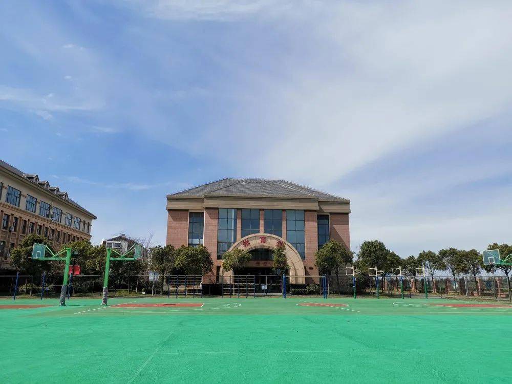 上海市崇明区裕安小学始建于1946年,是陈家镇地区最大的生态住宅小区