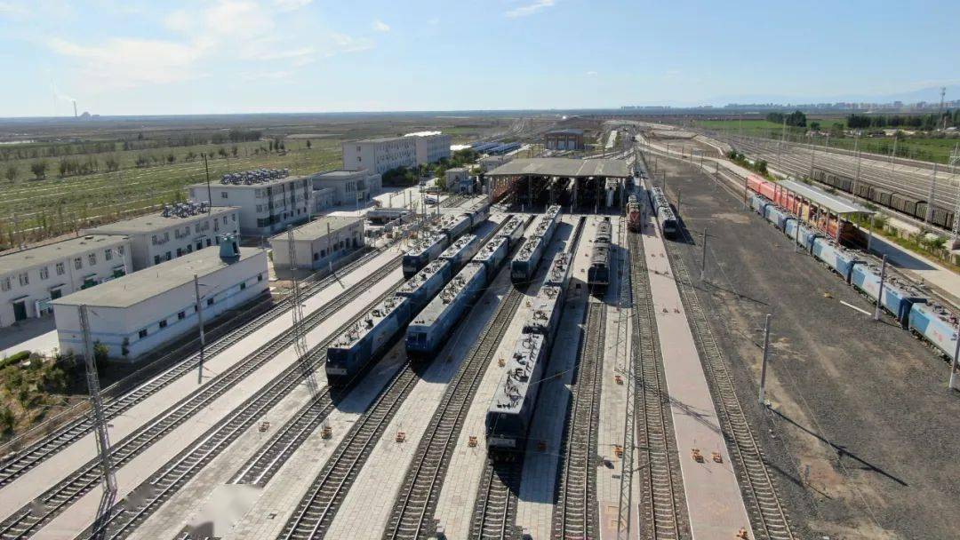 哈密机务段工作了9个年头今年30岁的谢冠峰已经在也打乱了谢冠峰和