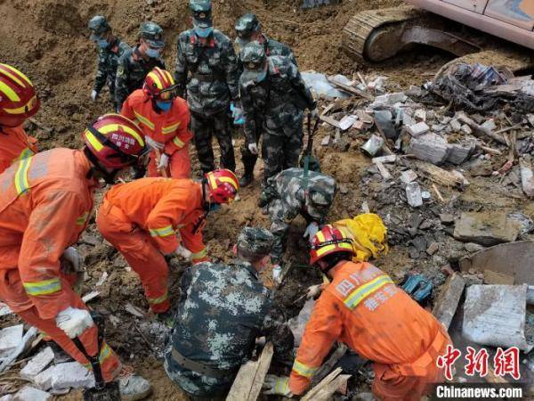 四川汉源滑坡:救出2人已送医 失联7人仍在搜救中_雅安市