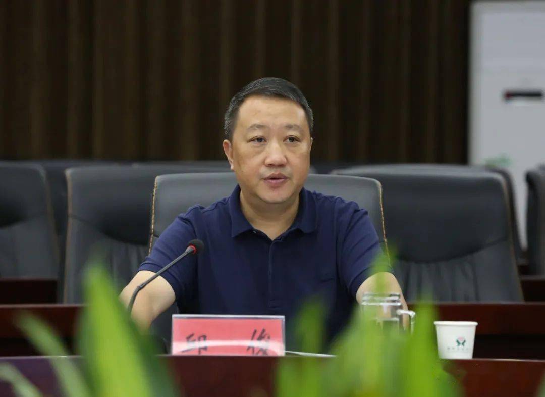 中心三楼圆桌会议室召开,县委常委,政法委书记严志平出席会议并讲话