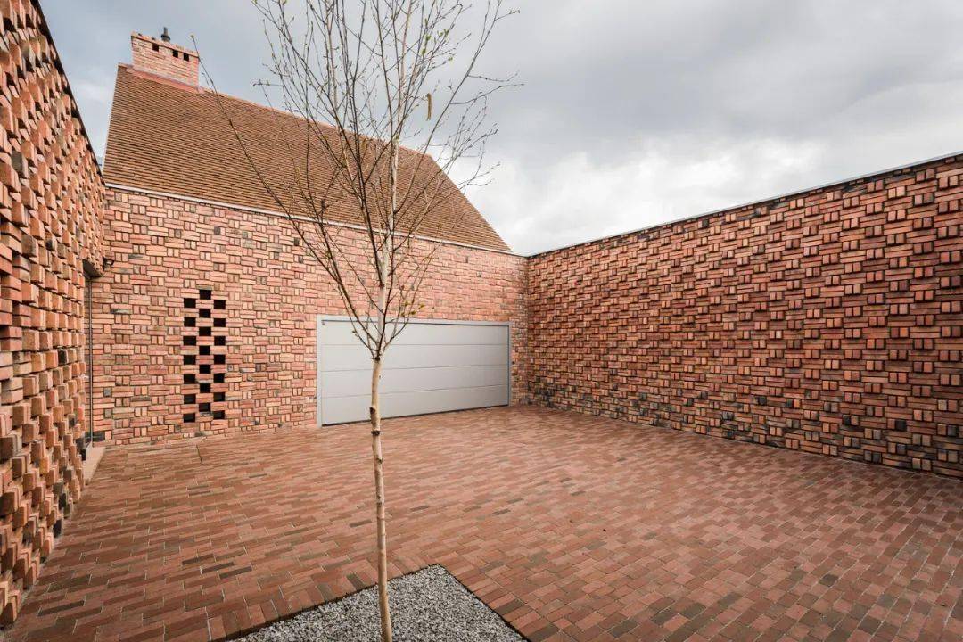获得密斯奖提名的波兰红砖房,你能想到是用废弃的砖与木头制成的?