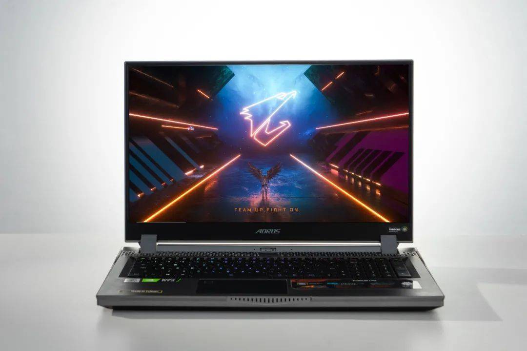 自带机械键盘且c面凉爽的大屏电竞本技嘉aorus17g体验