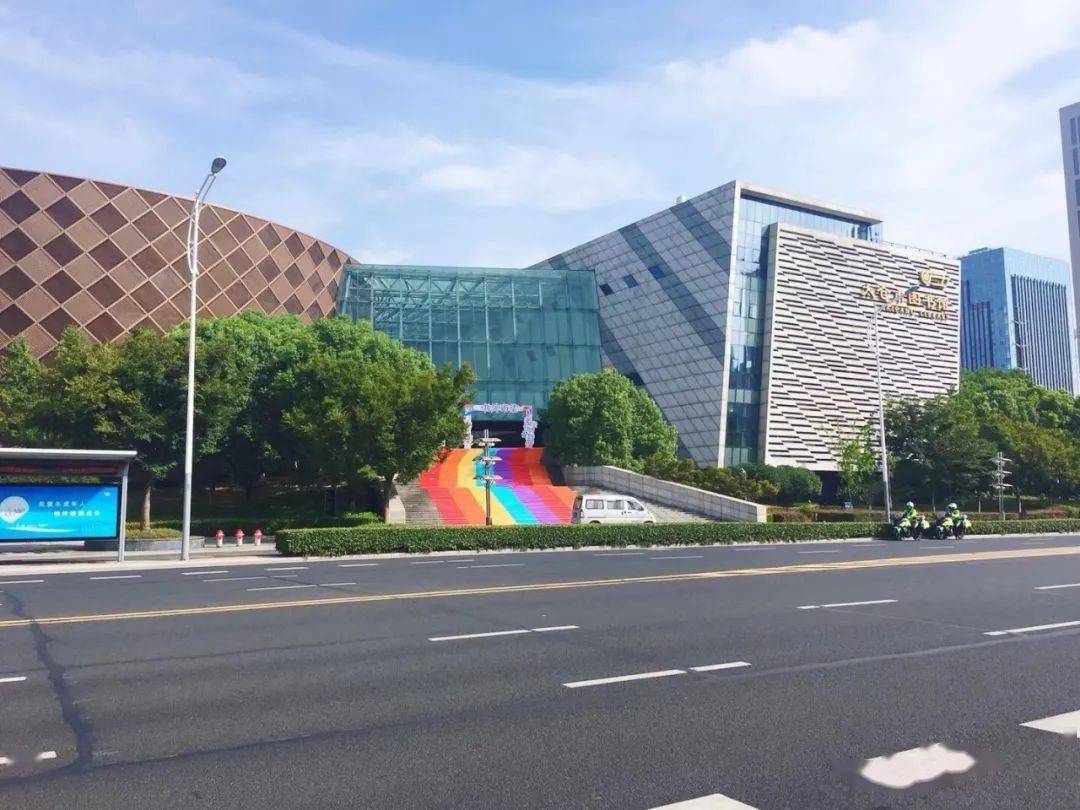 对,就在太仓图书馆,今晚还有网红市集听说太仓惊现网红彩虹桥?