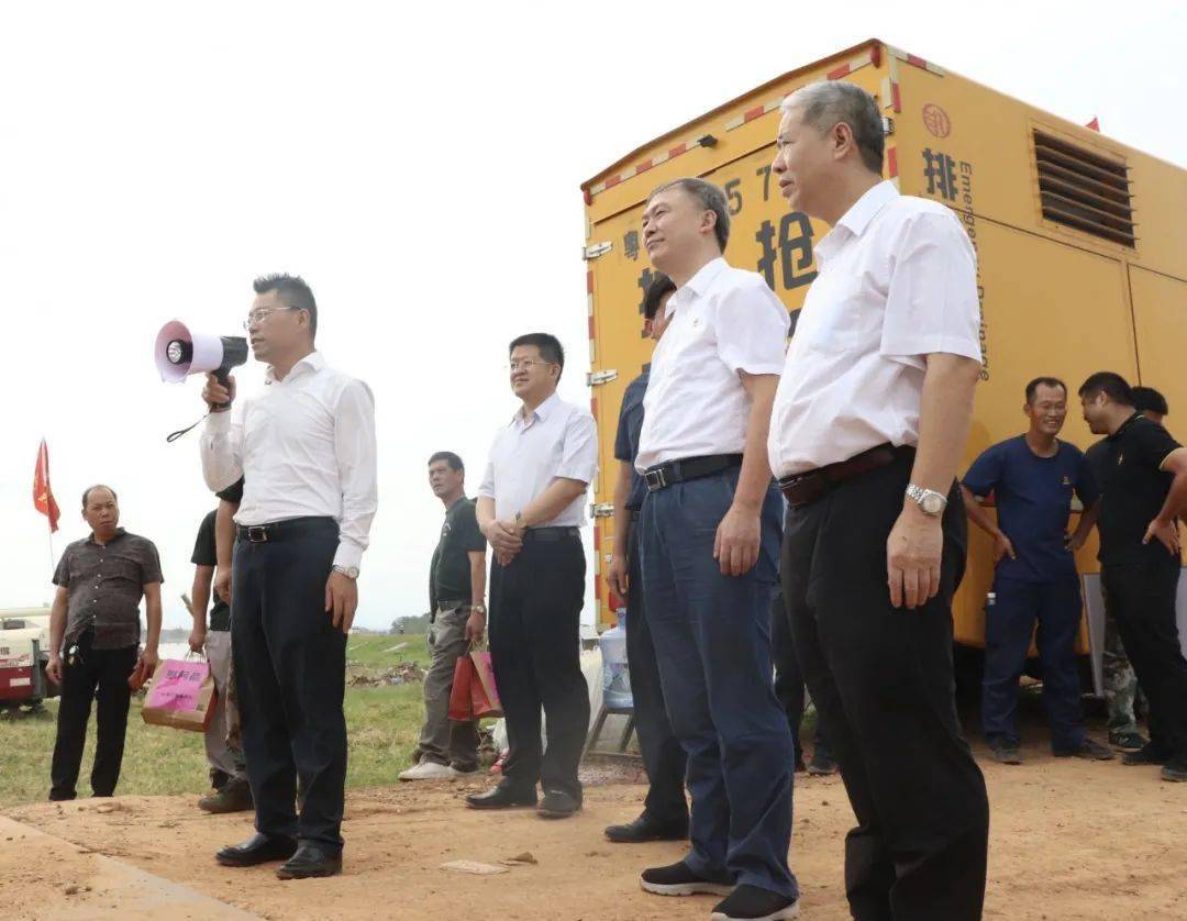 九江市副市长严盛平,九江市应急管理局局长曾宪奎,永修县县长秦岭参加