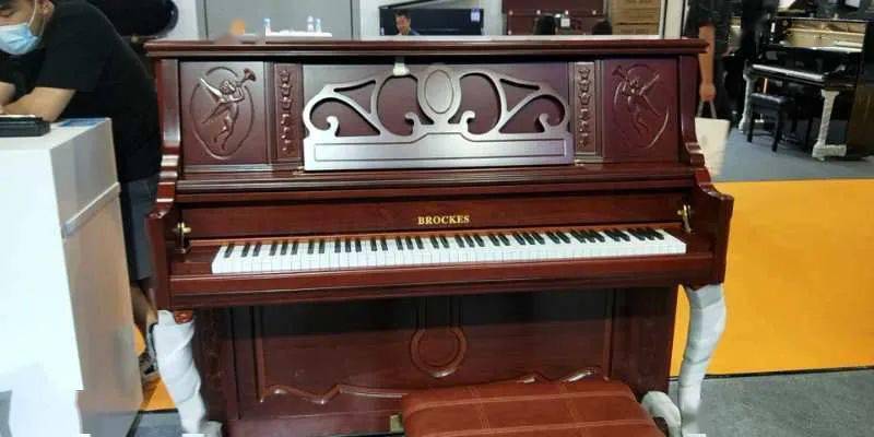 1钢琴区域:无处不在的健康码每个口都要健康码才能进入检票站停车场