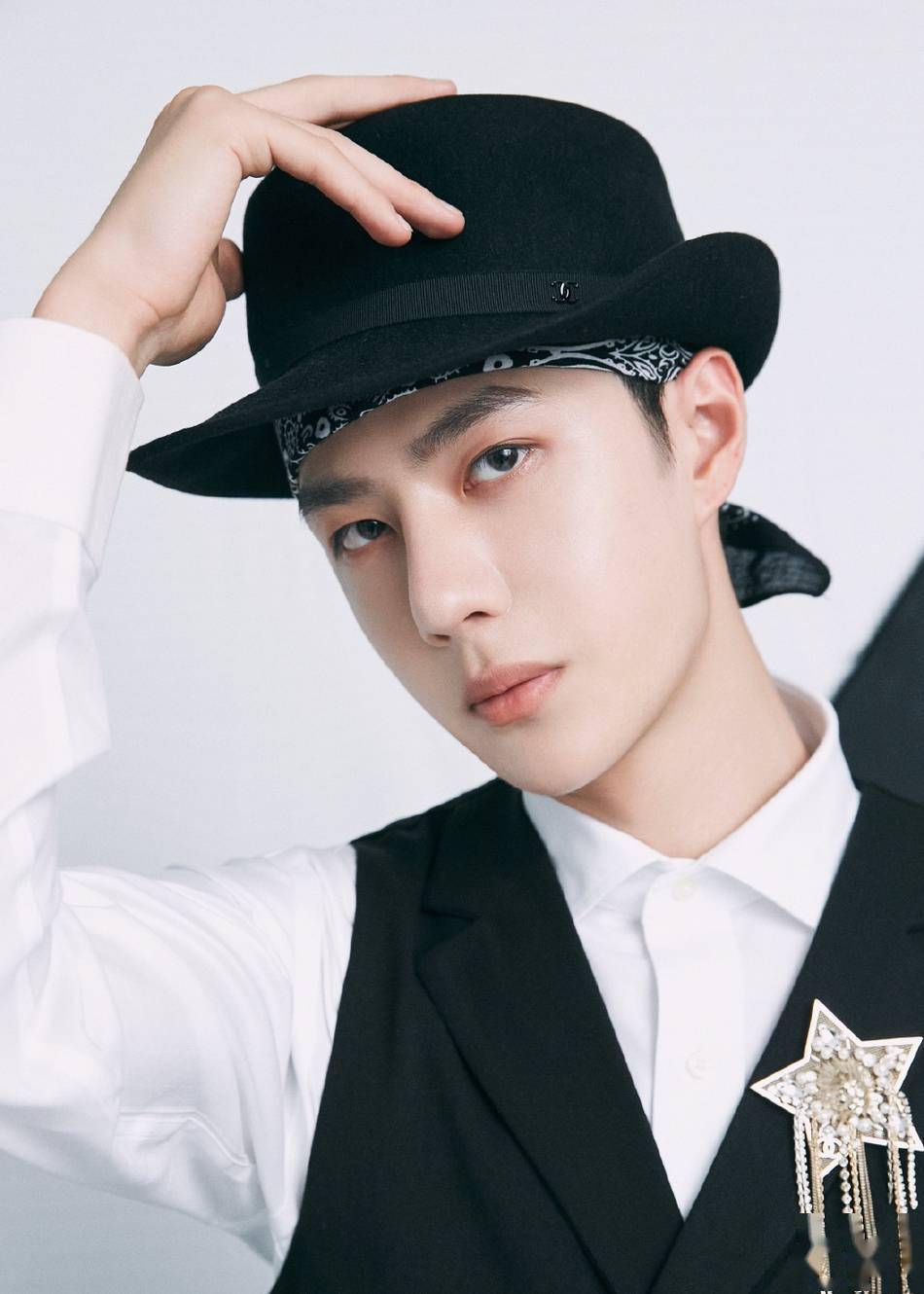 王一博英伦魔术师造型曝光 西装马甲配复古爵士帽摩登绅士