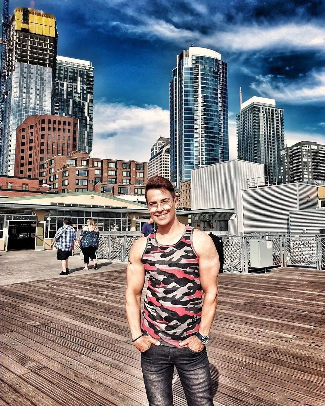 52岁帅哥25岁的颜,这个涂了防腐剂的大叔,透漏了逆龄生长的秘密_edson