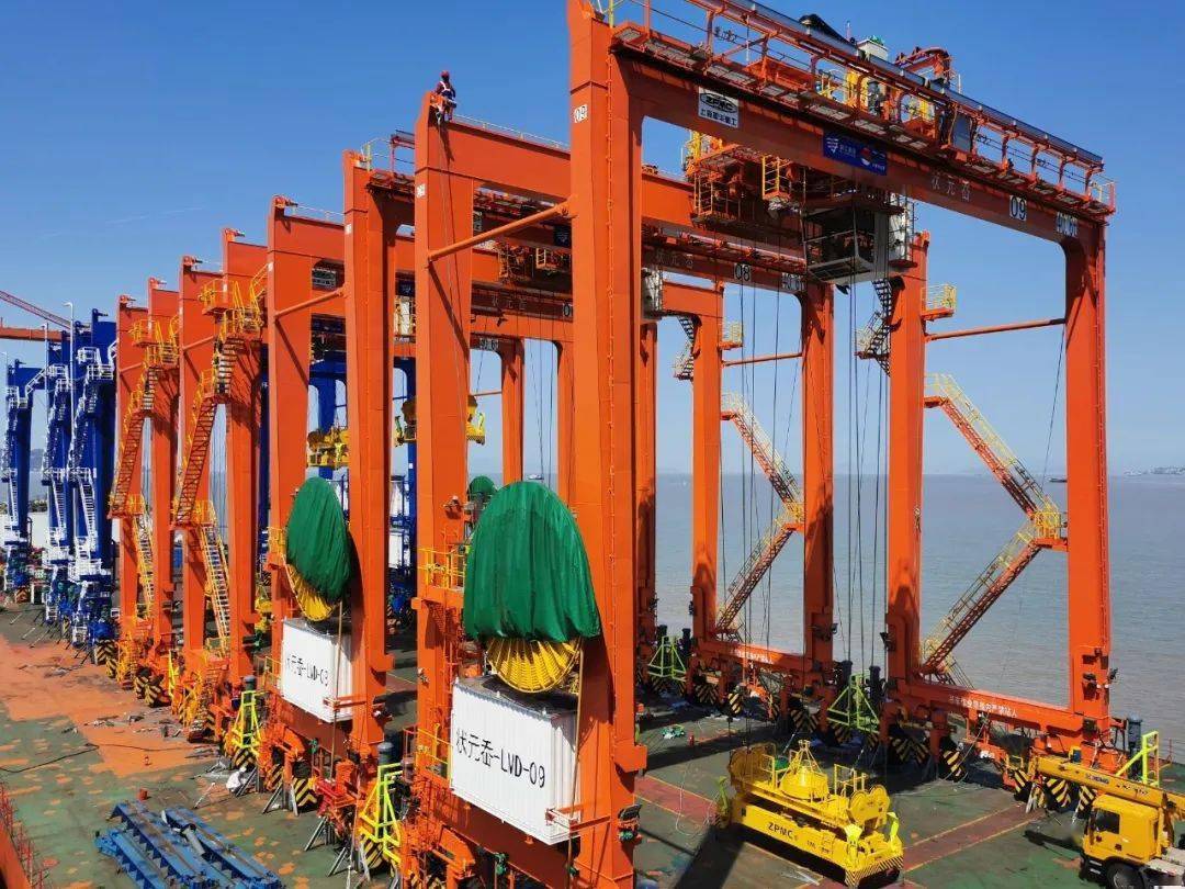 温州港状元岙港区4台新龙门吊顺利到港
