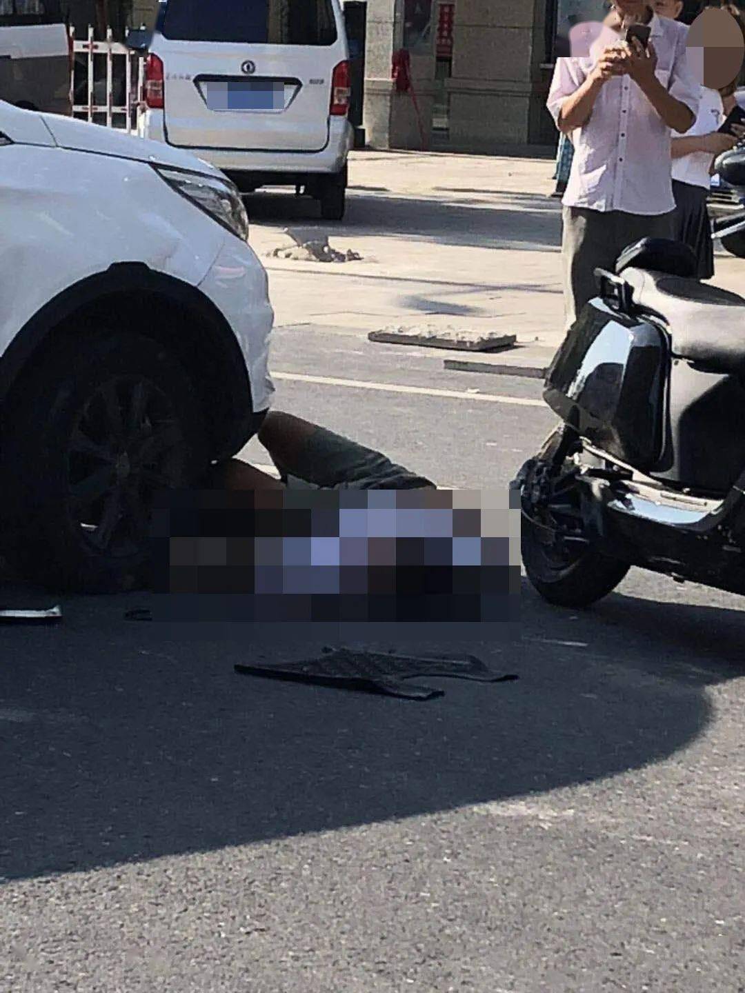 如东某小区门口发生一起惨烈车祸,一男子被撞身亡._手机搜狐网