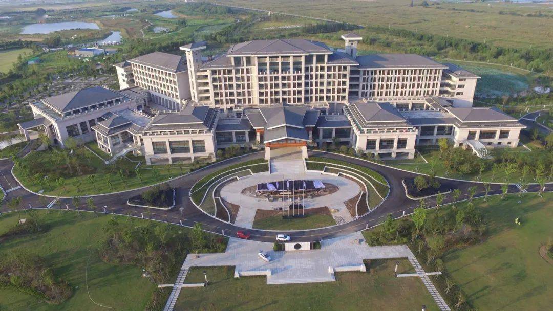 洪湖金湾酒店是一家集商务洽谈,旅游观光及休闲度假为一体的综合性