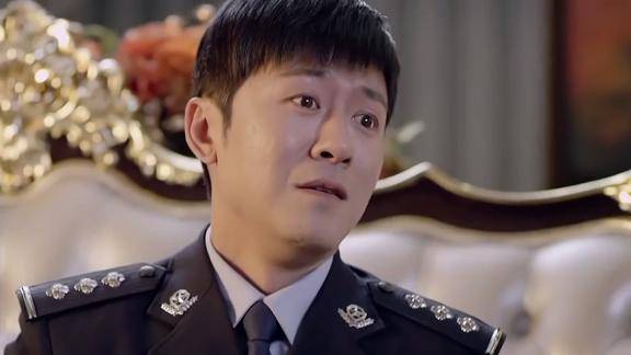 江城警事:徐佳敏背后偷瞄杨警官,结果杨警官一个回头识破她