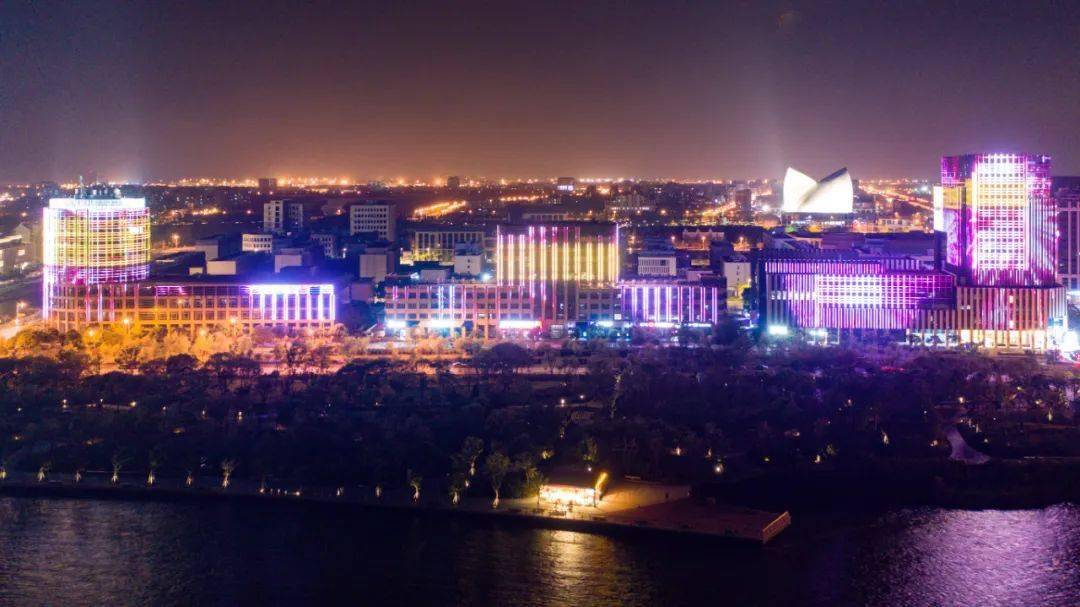 探索打卡滴水湖畔夜景地标临港新片区灯光秀抢先看
