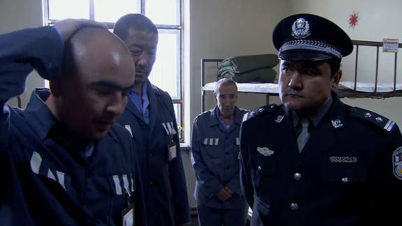 大漠高墙囚犯监狱赌烟哪料狱警上去几个耳光又是一个暴脾气