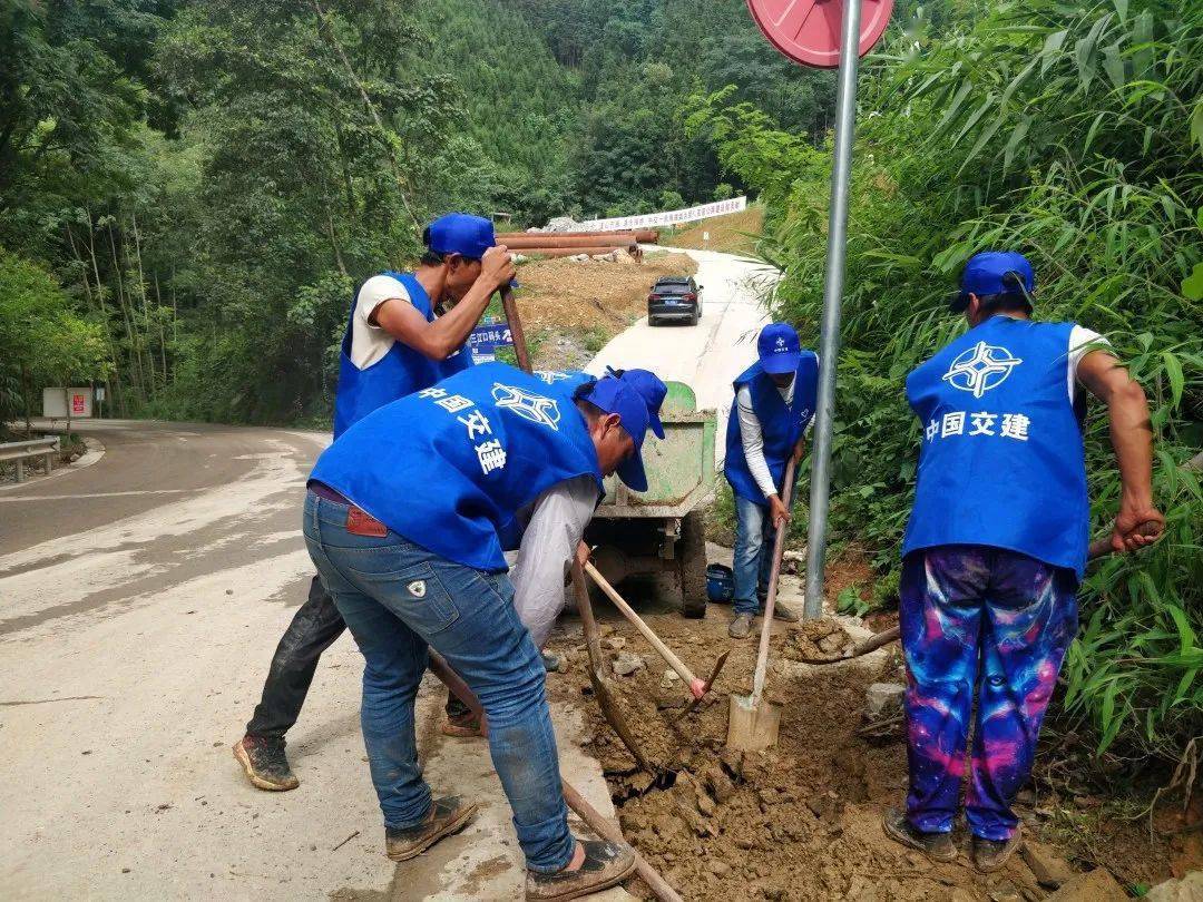 傾盆大雨中中交藍上線了