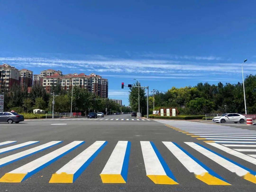 西青交警陆续在11个路口施划3d斑马线