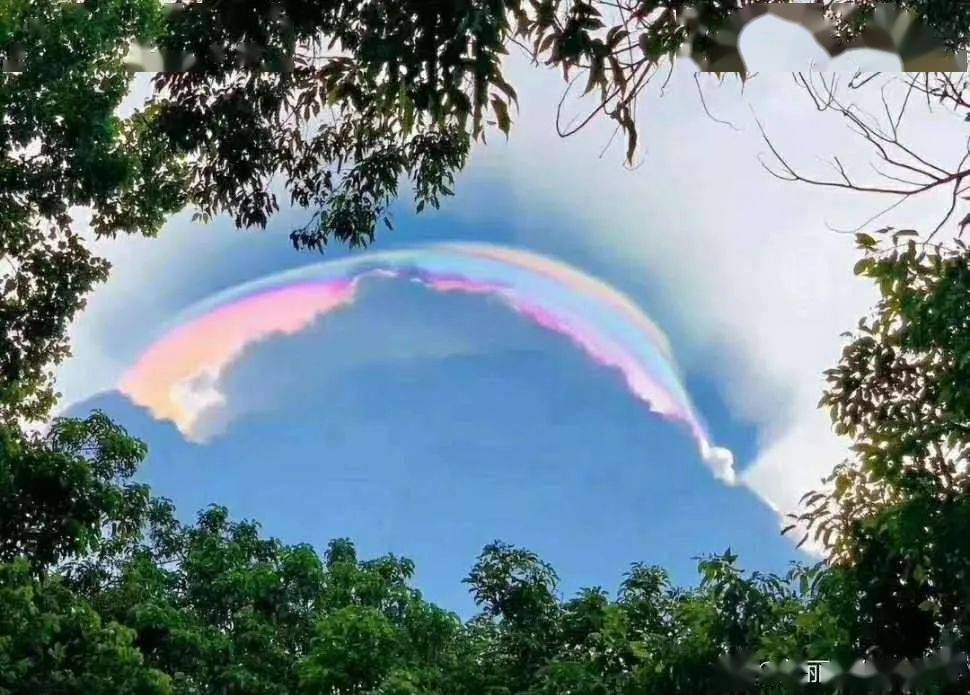 新加坡天空七彩祥云图片