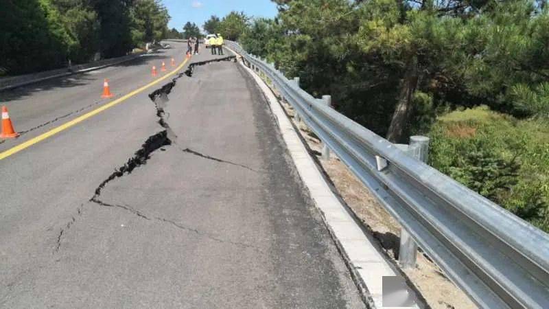 公告国道312线和尚铺路段道路沉陷已实施封闭