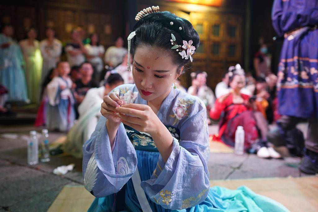 当日是中国传统节日七夕,昆明众多汉服爱好者相聚一堂,展示祭祀织女