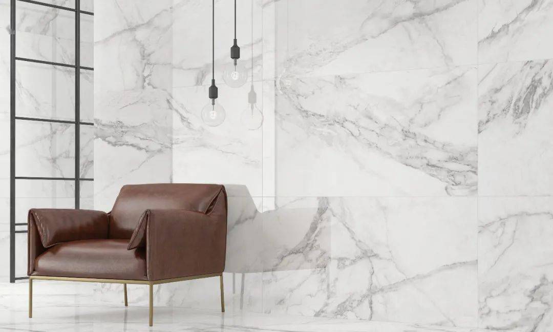 白色类的石材中,大理石品种一般有:雪花白,鱼肚白,白水晶,卡拉拉白