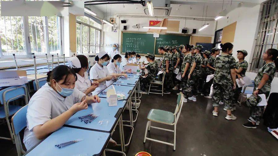 学军人风采强自身素质三台中学2020级高一新生军训同时接受体检