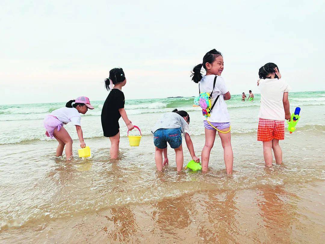 傍晚带孩子去海边踏浪