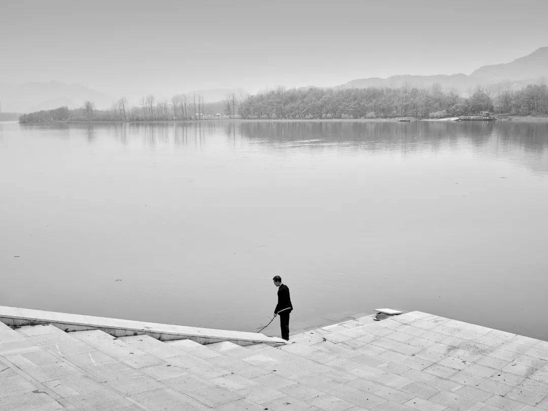 《回望·富春山居》 @叶文龙 策展人说 摄影家叶文龙以"富春山居"寓言