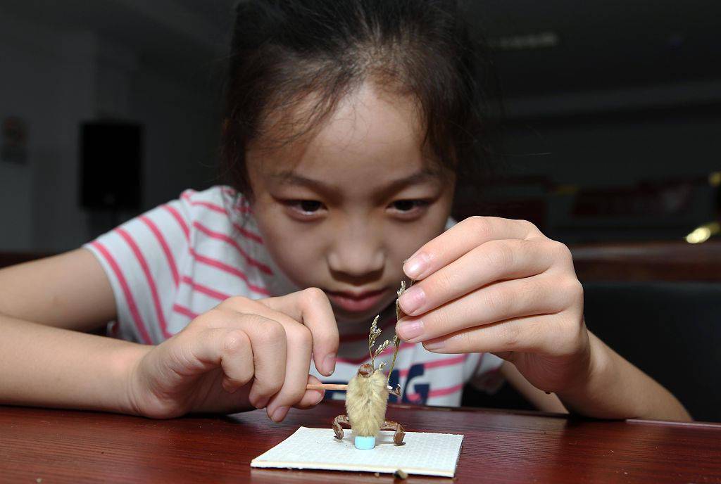 江苏太仓:传承非遗文化 儿童体验手工制作"毛猴"