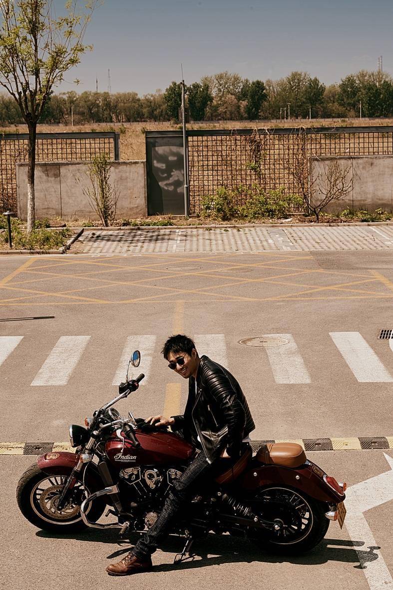 胡子程复古机车写真曝光 皮衣出镜"眼"技绝杀_手机搜狐网