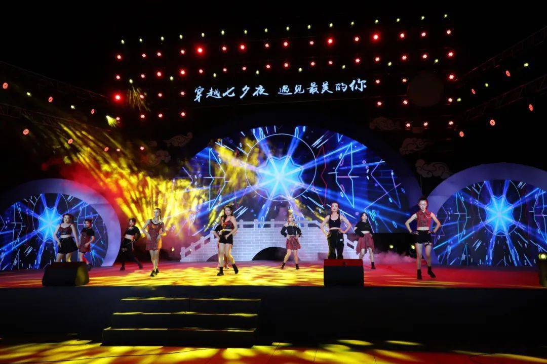 昨天兴文高铁站前广场的晚会现场气氛太火热