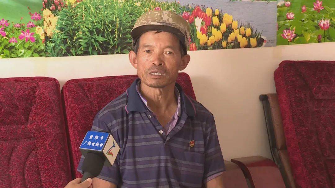 走进楚雄市西舍路镇清水河村委会鹤舞村村民杨文才家,他正陪孙女在院