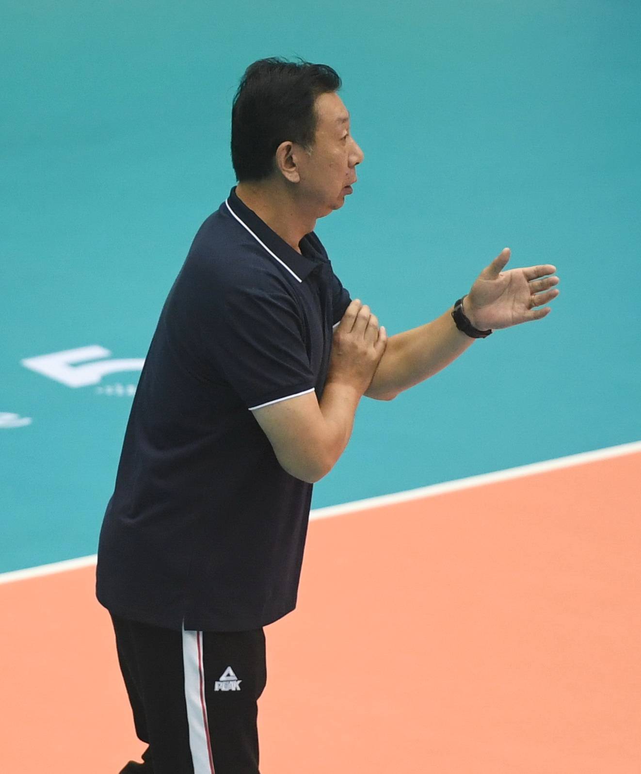 8月28日,天津食品集团队球员王翔宇在比赛中扣球