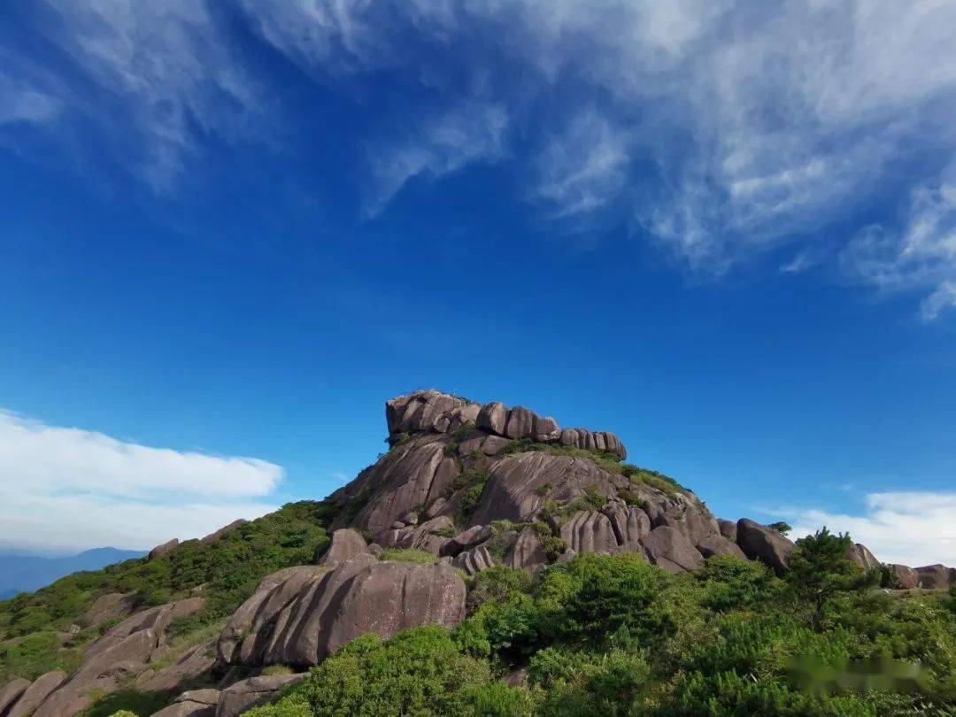 绝妙的大自然之美德化石牛山上怪石嶙峋形态各异猜猜它们的名字是