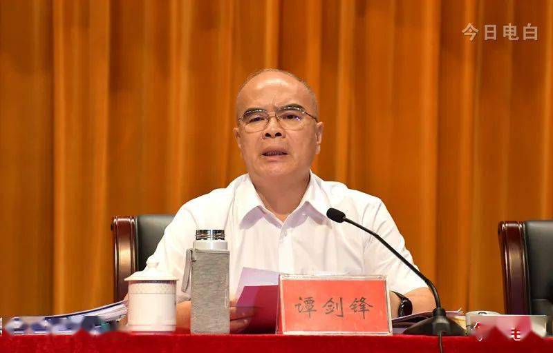 区委常委,区政府党组副书记,区创卫办主任陈一标部