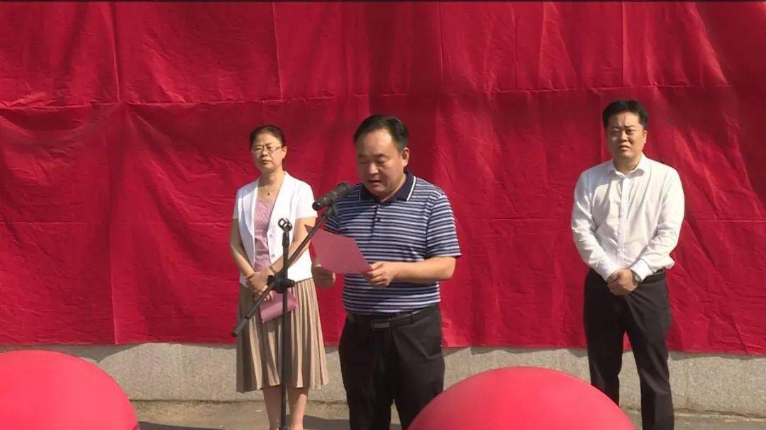 方奎明副局长,教育基建负责人孔锋主任,海川教育集团负责人高一鸣校长