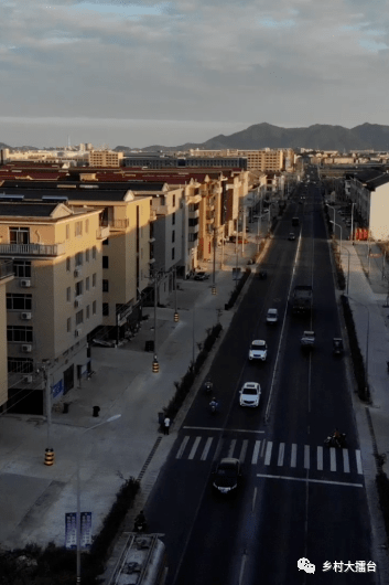 灵江西南岸,东南与台州市区,西北与本市汛桥镇接壤,距临海市政府约20