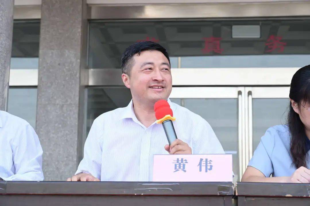 黄伟校长代表永威高中向永威学校董事会及全体师生汇报了2020年高考