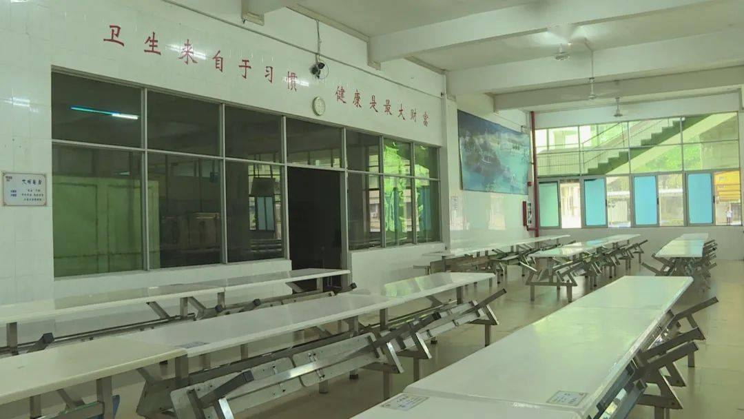 区长吴楚斌先后来到峡晖中学,潮南实验学校,汕尾学校和桃溪学校等地