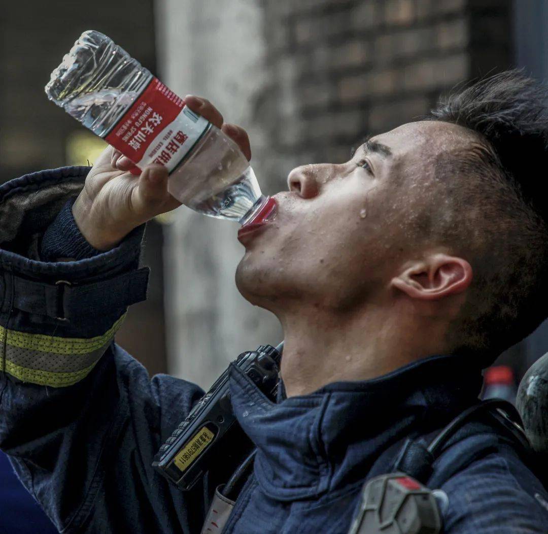 致敬坚守致敬高温下的消防员