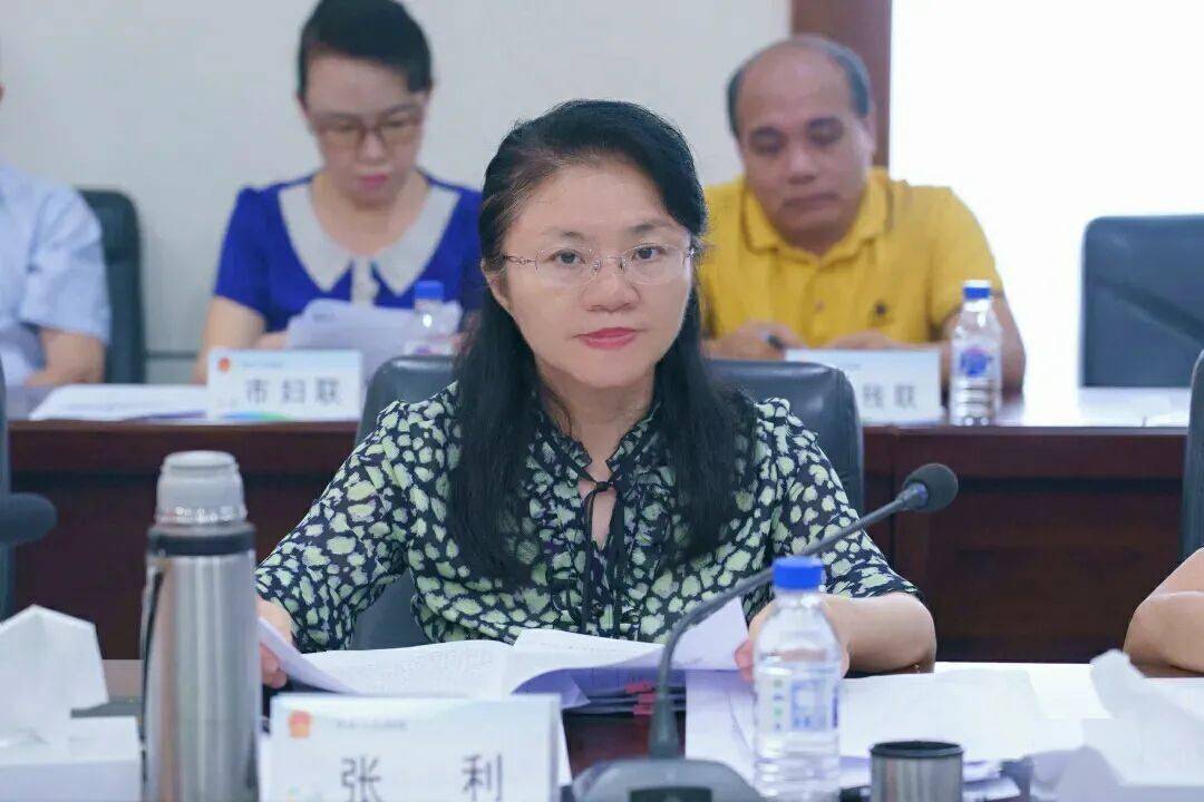 座谈会上,市委常委周燕华代表市政府妇儿工委做工作汇报,围绕三亚市