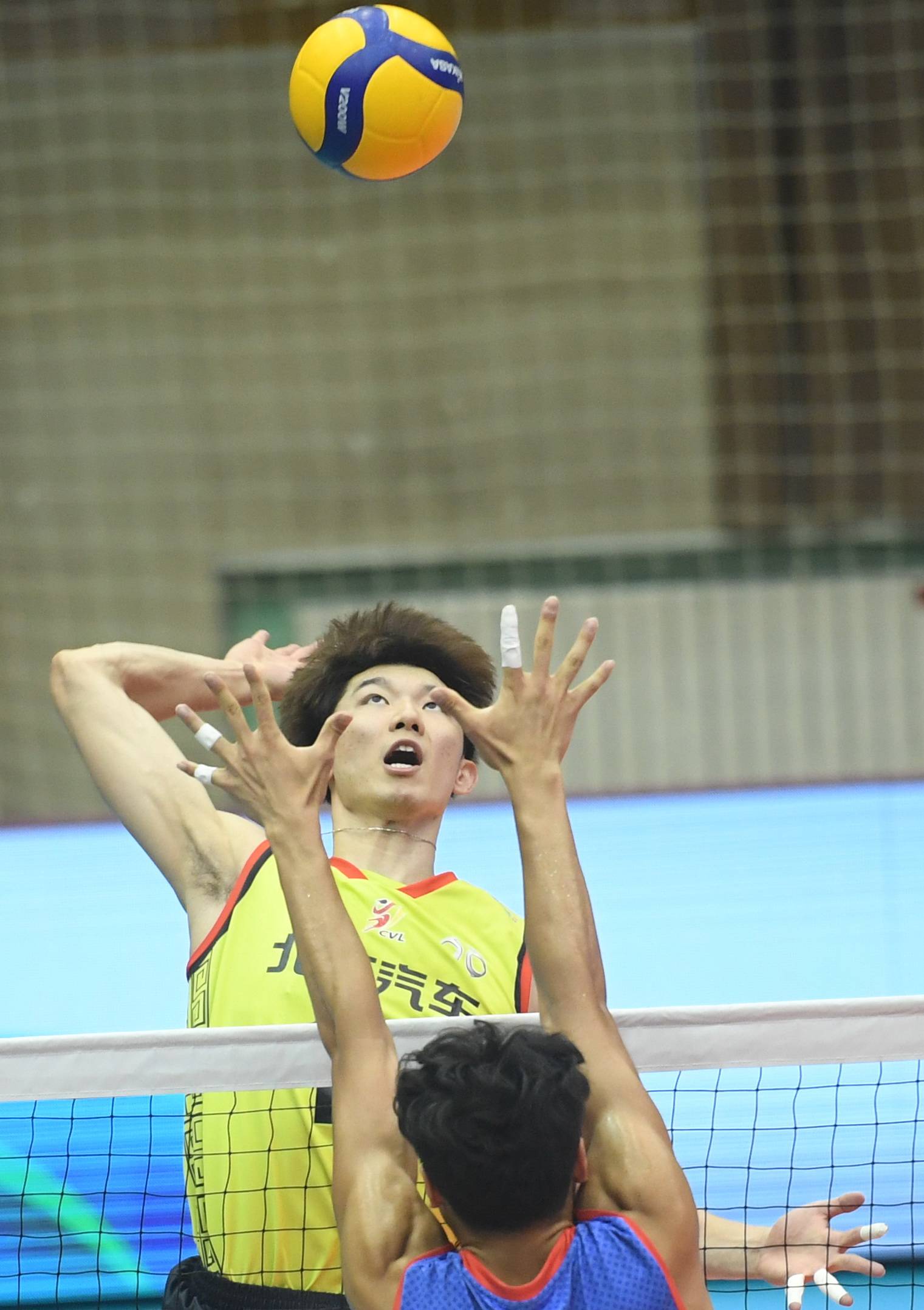 8月29日,北京汽车队球员刘力宾(上)在比赛中扣球.