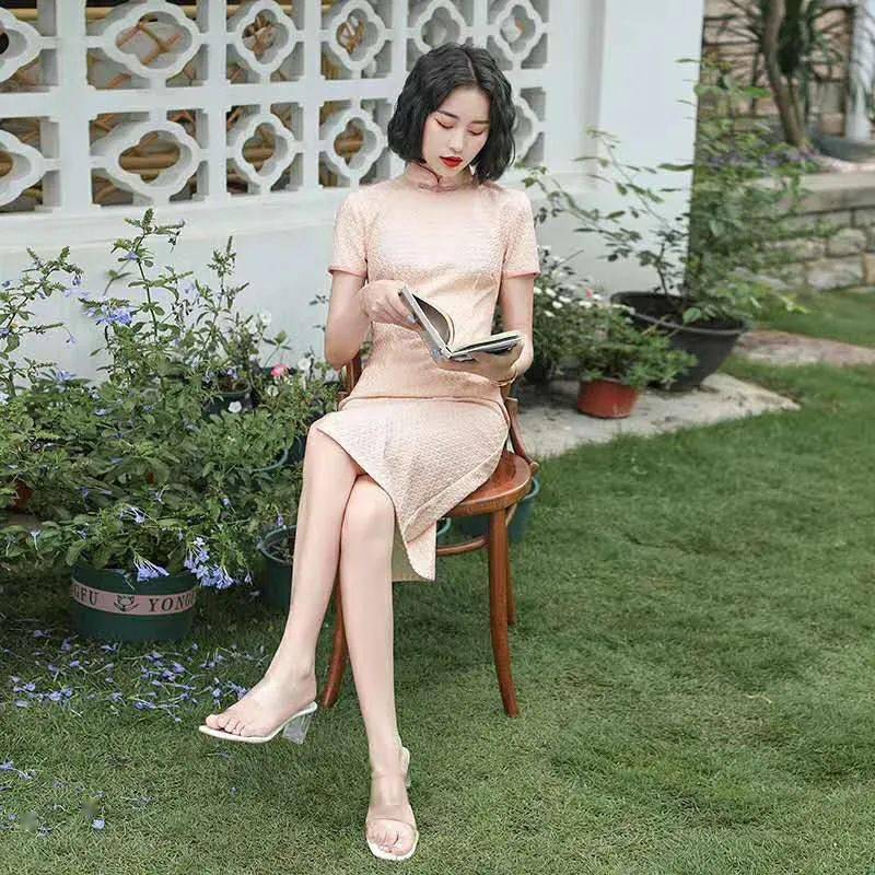 39岁田朴珺太惊艳穿桃花旗袍身材曼妙大拇指戴戒指自信霸气