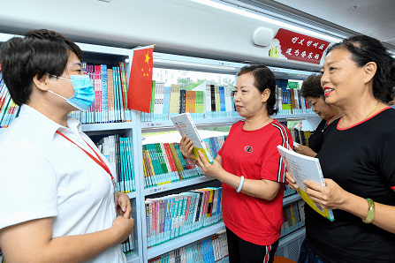 【全民阅读】流动图书车开进万新街嘉春园 居民体验不一样的图书盛宴