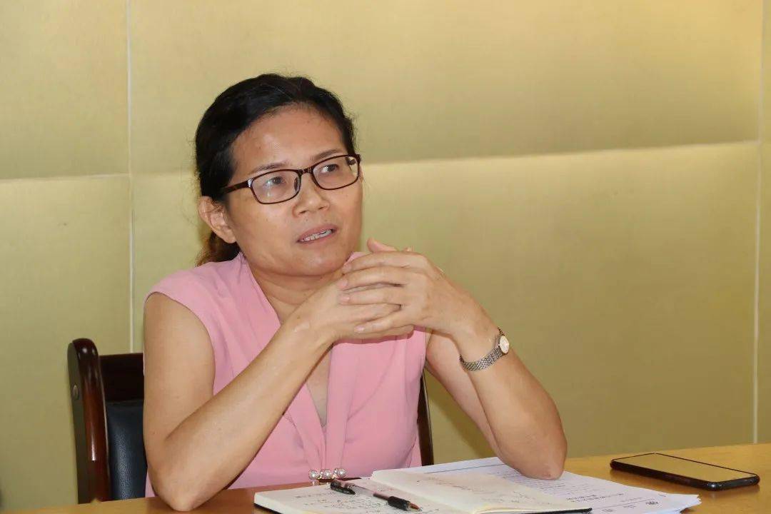 副校长曾小娟总结发言会议后,七,八年级各备课组分别进行集体备课,为