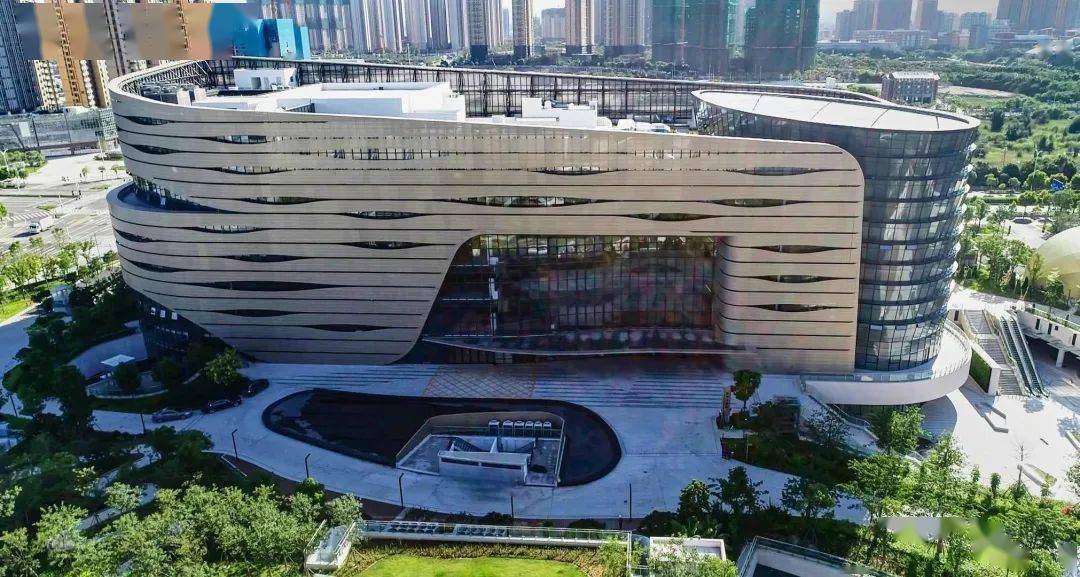 泉州市公共文化中心四大核心建筑之一的泉州大剧院率先绽放,作为新的